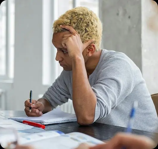 A focused teenage student studying independently, representing self-driven international learners who thrive with Teneo Online School